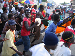  [Billede: Fest i Accra]