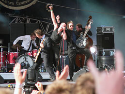  [Billede: Kaizers Orchestra på Roskilde Festival 2006]